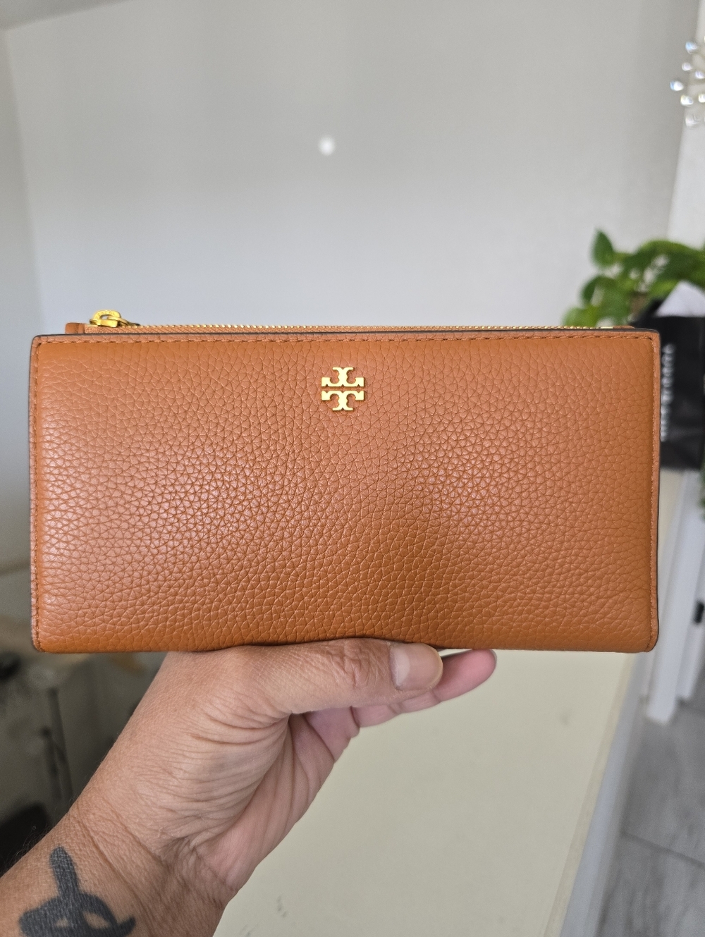 Tory Burch Blake Pebbled Leather Zip Wallet in Cognac